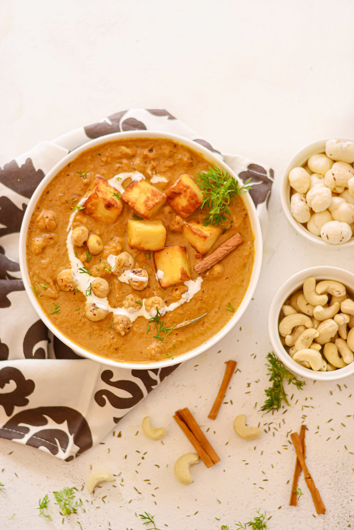 paneer-makhana-curry-in-multipot-spoon-fork-and-food